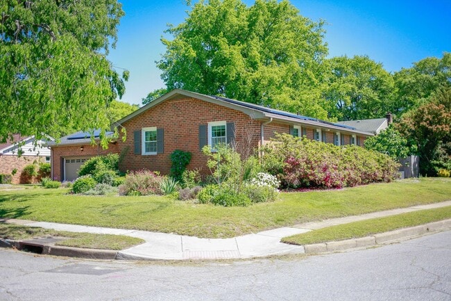 Building Photo - Charming 2BR in Historic Home – Bright, Sp...
