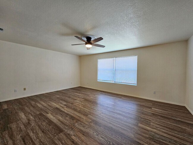 Building Photo - BRAND NEW FLOORING - AVAILABLE & MOVE-IN READY!