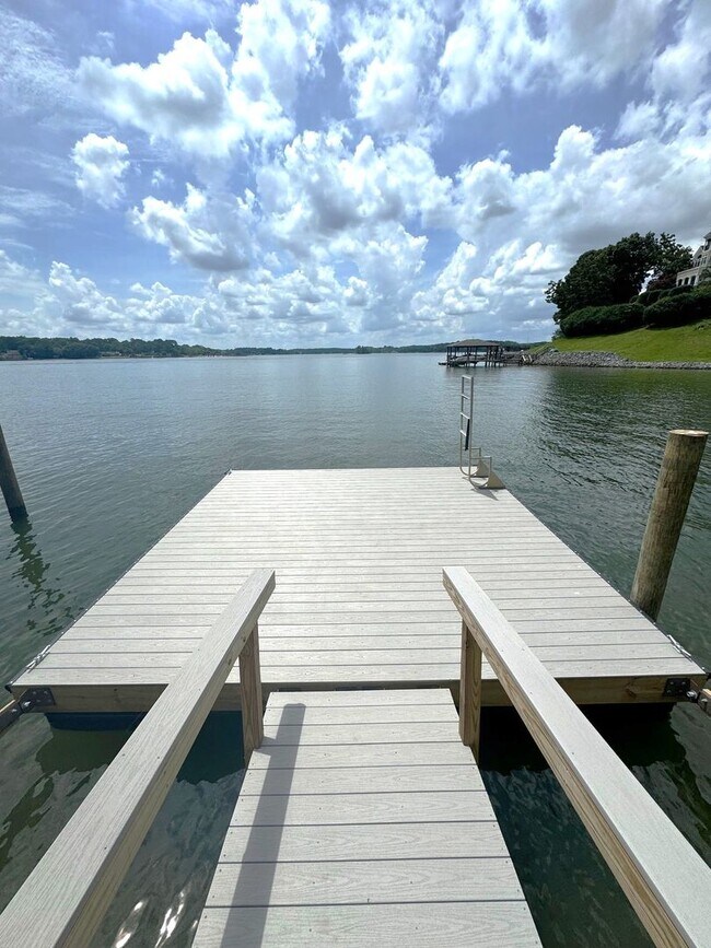 Building Photo - Enjoy Lakefront Luxury Year Round! $250 Off First Full Month's Rent!