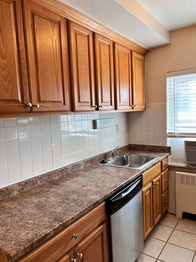 Interior Photo - 2750 Linshaw
