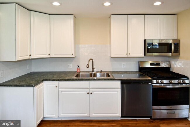 Building Photo - 5523 Halwis St