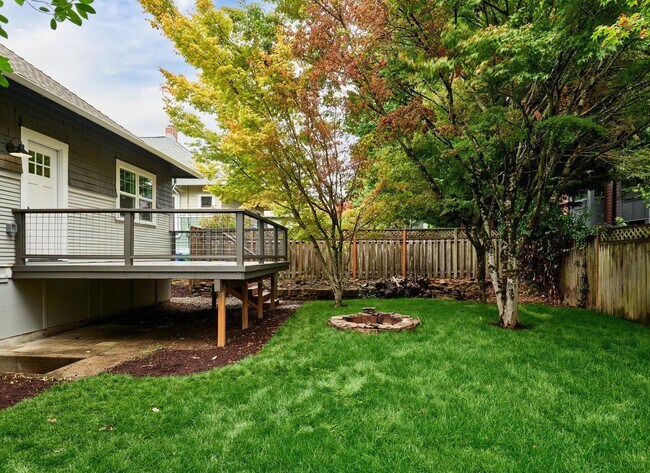 Building Photo - 4 Bed, 3 Bath Remodeled Home Near Mt Tabor Park!