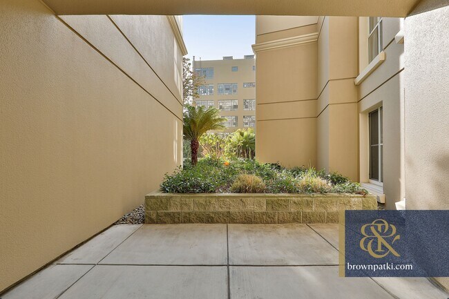 Building Photo - 140 S Van Ness Ave