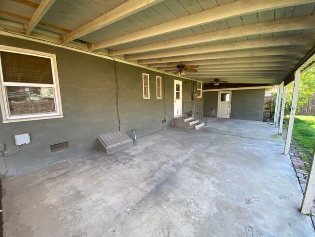 Building Photo - 801 S Sowell St