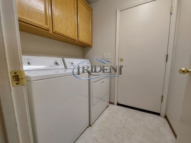 Building Photo - Small pet friendly duplex with front yard landscaping included