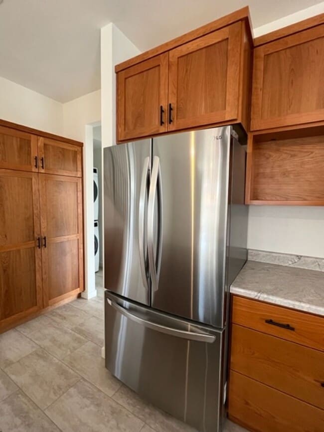 Building Photo - NEWER 3/2 Construction in Eureka! Beautifu...
