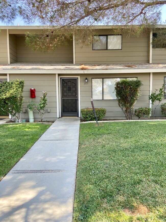 Building Photo - AVAILABLE NOW!!