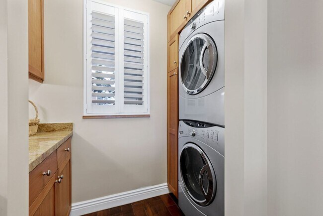 Building Photo - Fully Furnished Condo in the prestigious R...