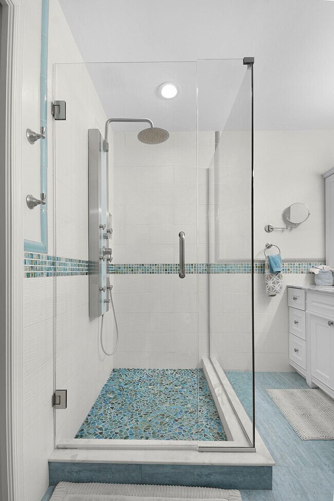 Building Photo - 6040 SE Martinique Dr