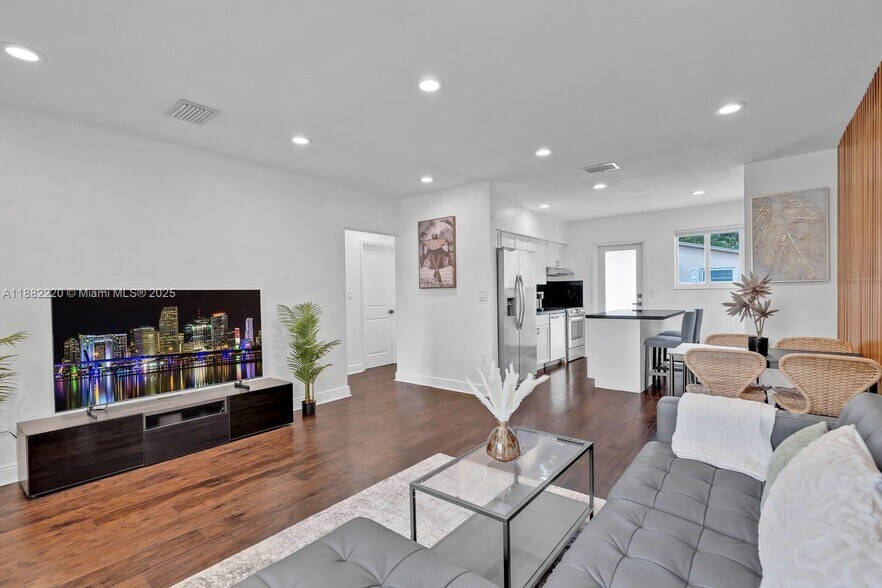 Building Photo - 1001 NE 110th St