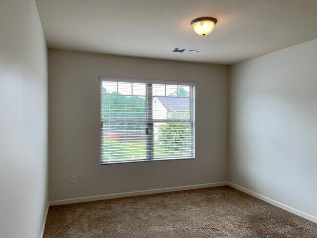 Building Photo - Spacious, Immaculate 4 Bed/2.5 Bath Home i...