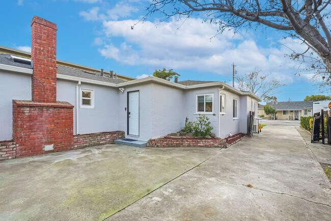 Building Photo - 542 Columbia Ave