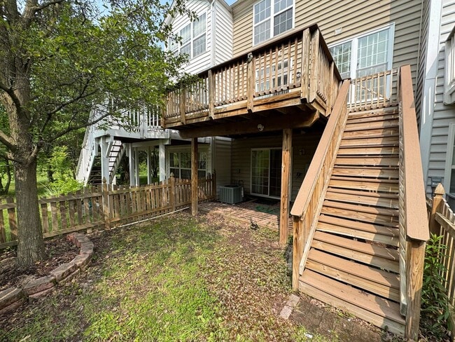 Building Photo - Gorgeous 3 Bed 2.5 Bath Interior Townhome ...