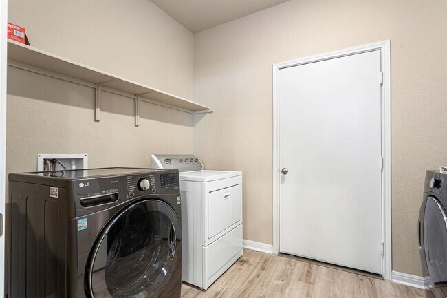 Building Photo - 309 Empress Tree Dr