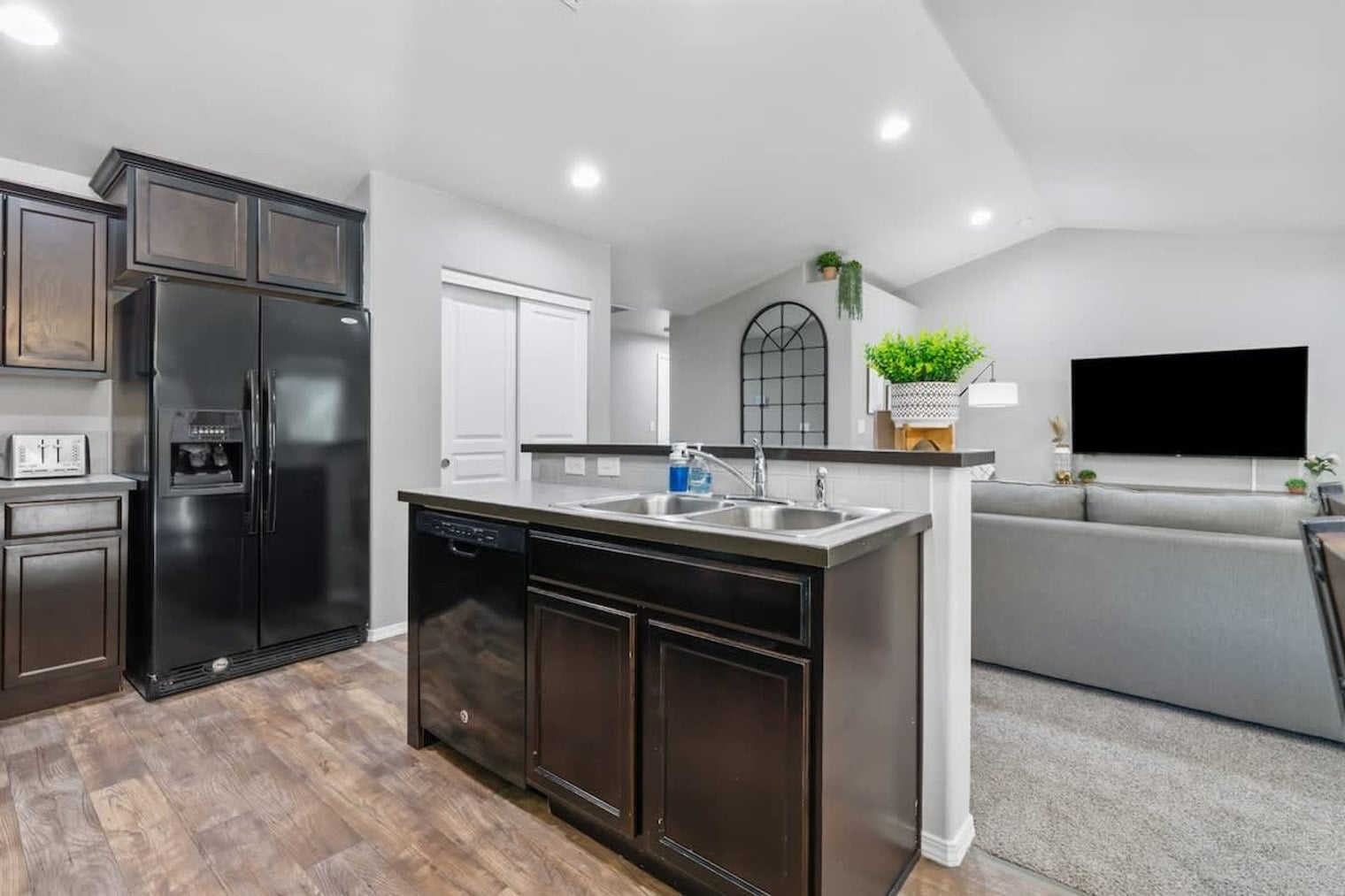 Building Photo - 2023 E Elm Grove Dr