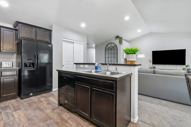 Building Photo - 2023 E Elm Grove Dr