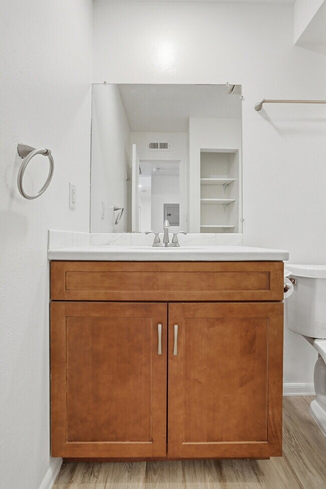 Building Photo - $1,295.95- 1 Bed, 1 Bath Condo in Denver with In Unit Washer/Dryer and Central AC!