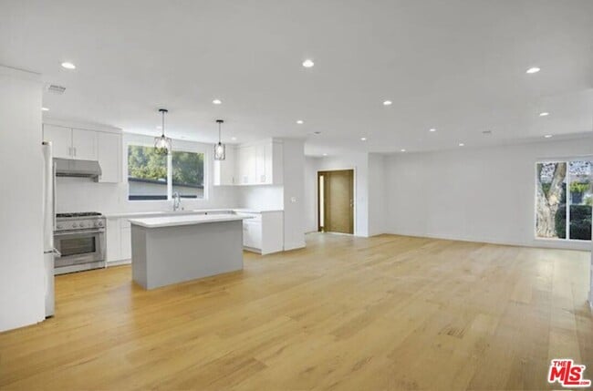 Building Photo - 7406 W 82nd St