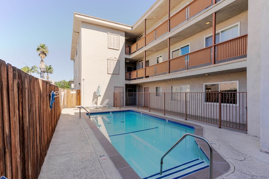 Building Photo - 13543 Moorpark St