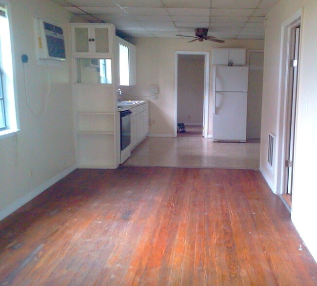 Building Photo - Cute 2BR/1BA Home w/Carport, Sun Room, Large Backyard, & Detached Utility Shed