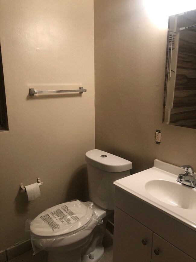 Building Photo - 407 Violet Ave