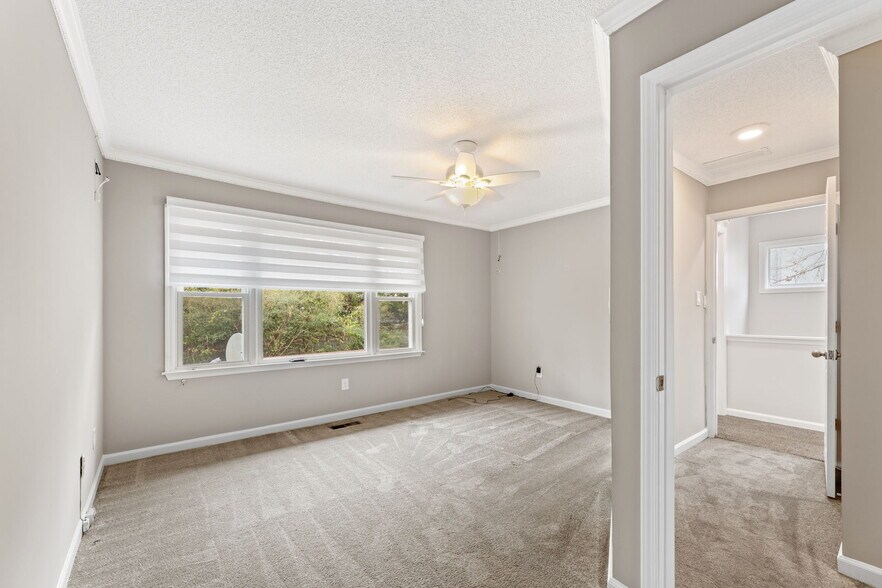 Upstairs Spacious Bedroom with Ceiling Fan - 1486 Briaroaks Trl NE