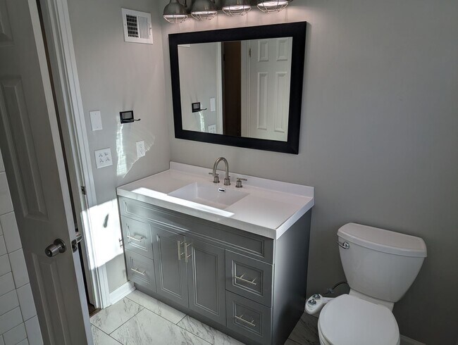 Building Photo - Remodeled 2 Bedroom 1.5 Bath - Overland Park