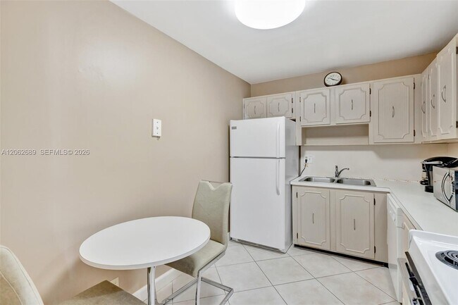 Building Photo - 3113 S Ocean Dr
