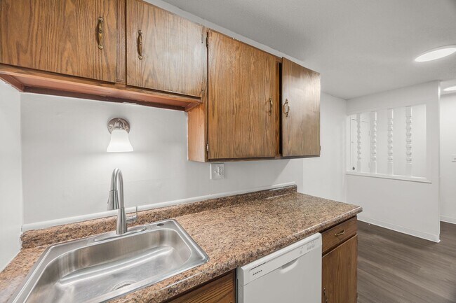 Building Photo - Classic Large One Bedroom