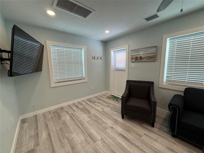 Building Photo - 8050 Bayshore Dr