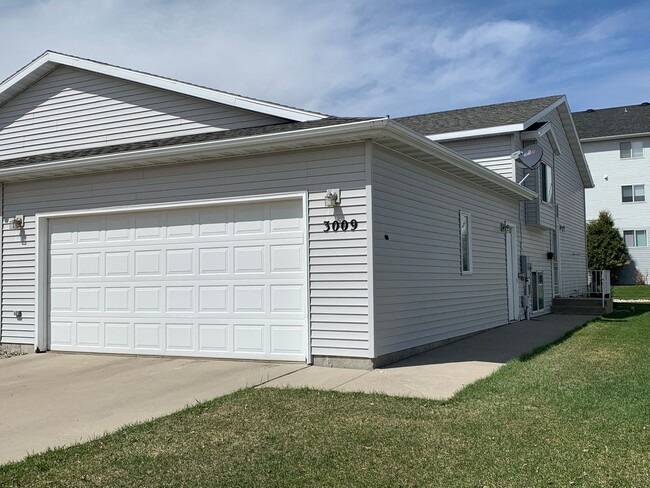 Building Photo - 3 Bedroom Twinhome in South Fargo!!