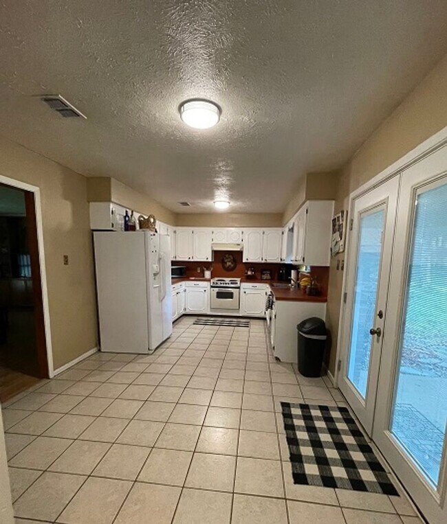 Building Photo - Beautiful 3 Bed 2 Bath Brick Home!