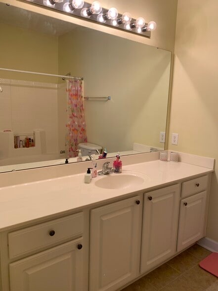 Building Photo - 165 Westhaven Dr