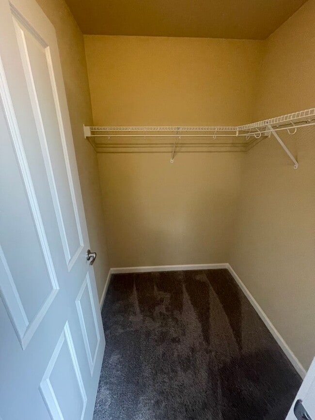 Building Photo - Spacious 3BD/2.5BTH Available for Lease in...