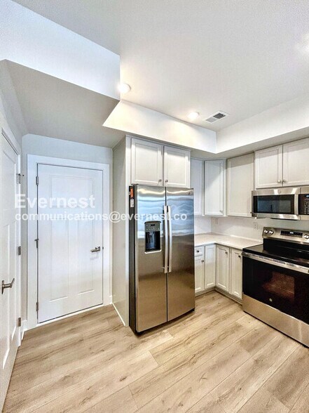 Building Photo - 12112 Calgary Lp