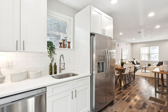 Building Photo - Grays Ferry beauty!