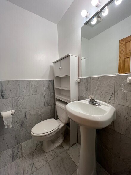 Power Room / Half Bath - 905 N Racine Ave