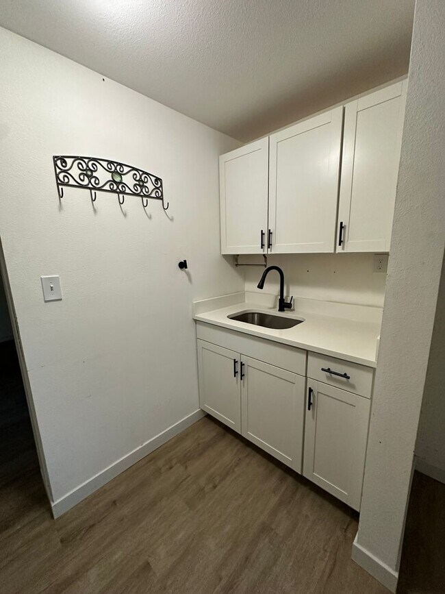 Building Photo - 2422 W Vermijo Ave
