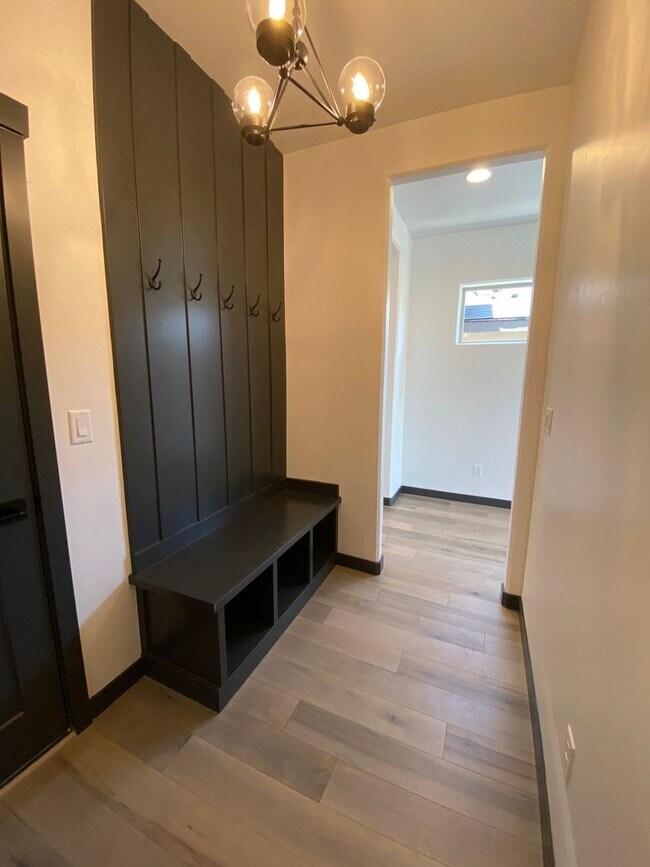 Building Photo - Close to Micron, 3 Bedroom 3 bath w/ a Mil...