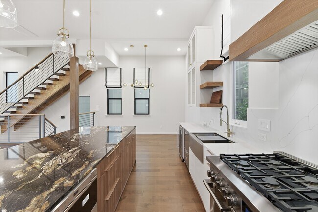 Building Photo - 529 Memorial Heights Dr