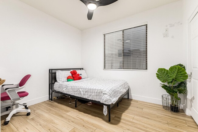 Building Photo - 2707 W Lamar Rd