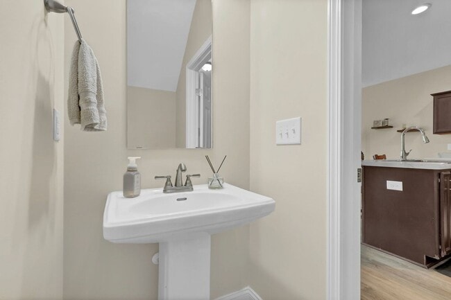 Building Photo - 424 Guppy Lp Rd