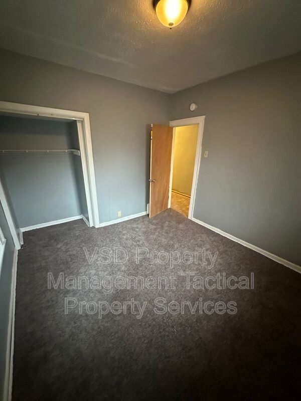 Building Photo - 3289 E 143rd St