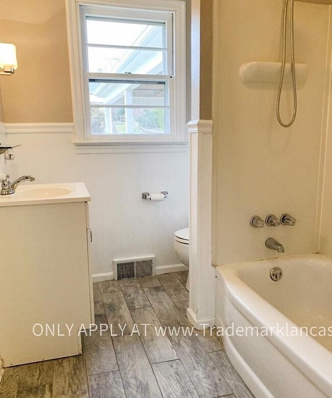 Building Photo - 525 Hilton Dr