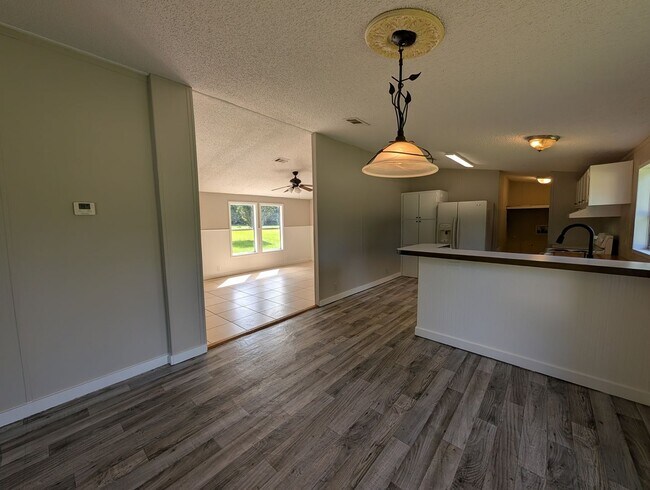 Building Photo - 4 BED 2 BATH,  3 ACRES,  FENCED PADDOCK