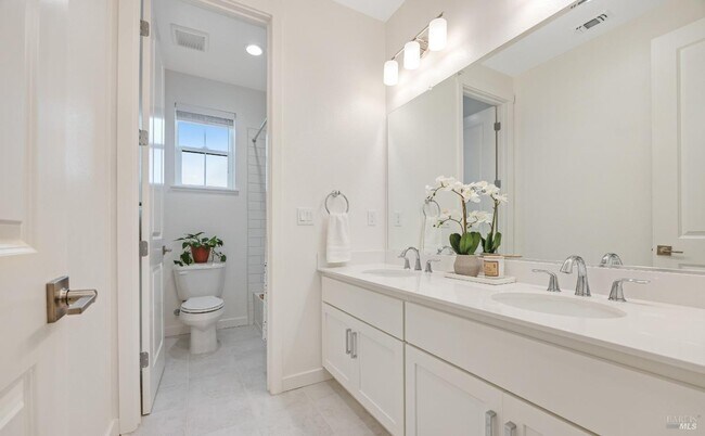 Building Photo - 1747 Linden Ln