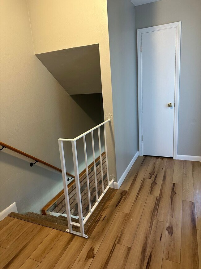 Building Photo - Townhome for Rent! Close to American River College!