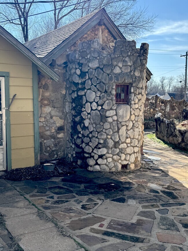 Building Photo - 624 N Wentz St