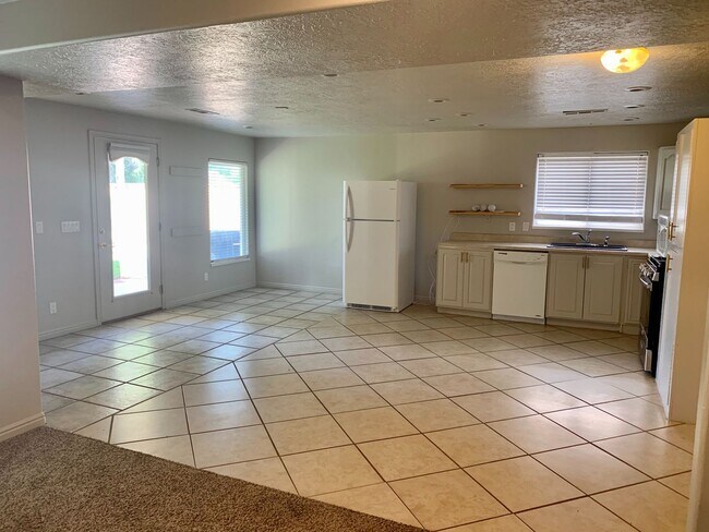 Building Photo - Large Home with Fully Fenced Yard