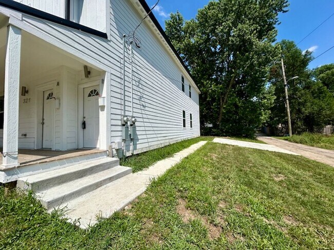 Building Photo - Charming 3-Bedroom 2 Bathroom Duplex in th...